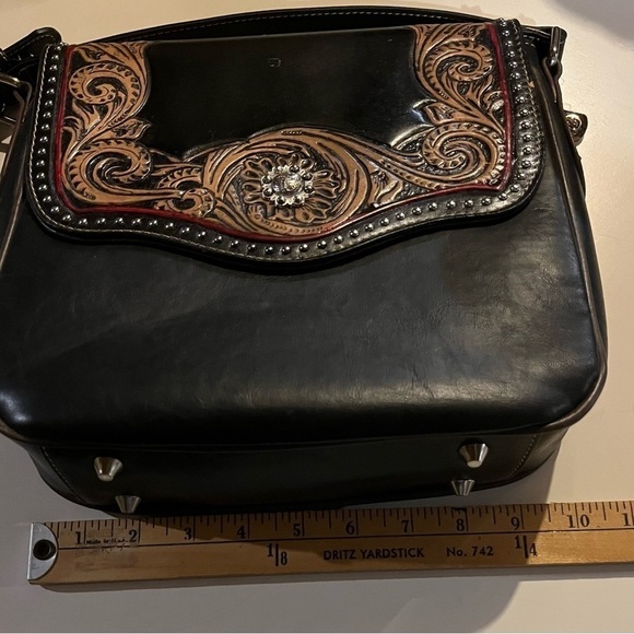 P & G Collection Concealed Carry Western Style Crossbody Purse - Picture 14 of 15